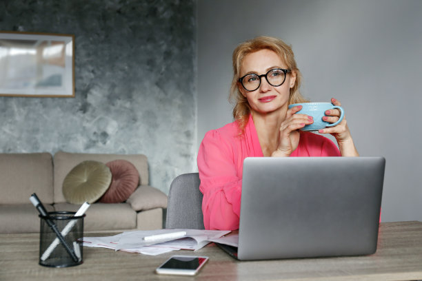 女商人在她的工作场所。图片下载