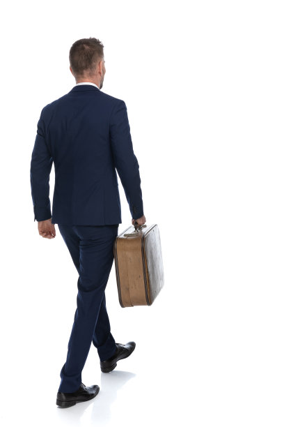 商人拿着他的行李，继续他的假期图片下载
