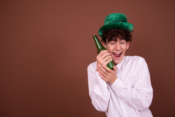 拿着绿瓶子的搞笑家伙图片下载