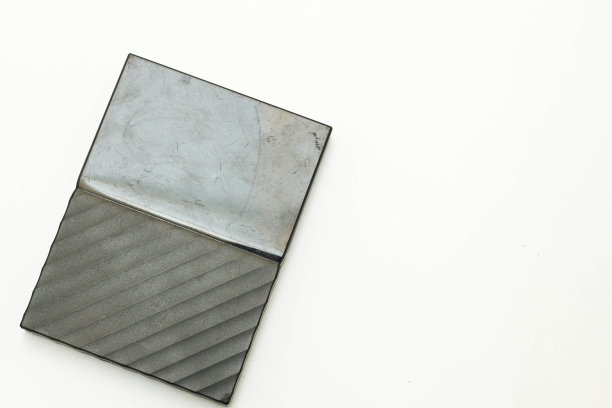 黑色外置硬盘硬盘隔离在白色背景上。本空间图片下载