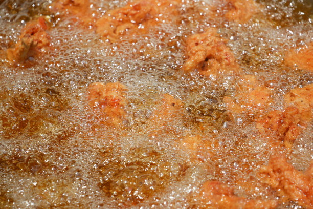 炸鸡在户外油炸图片下载