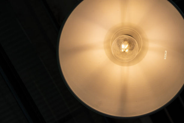 当地餐厅天花板上悬挂着温暖的灯光。图片下载