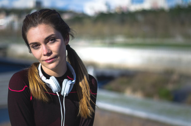 健身快乐的女人在做运动、跑步和锻炼后休息图片下载