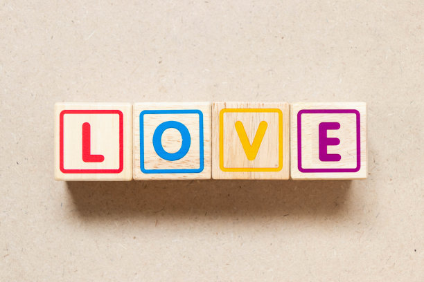 彩色字母块在字爱在木头背景图片下载