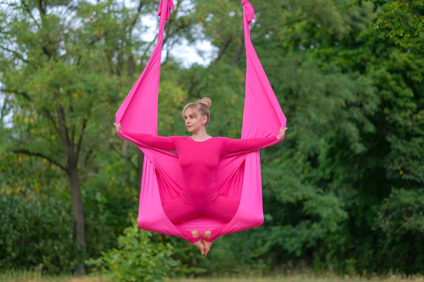 女子在户外练习空中瑜伽图片下载