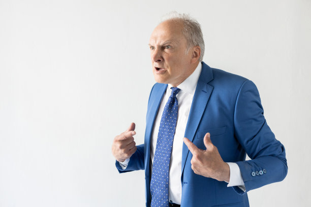 一个脾气暴躁的成熟商人指着自己的形象图片下载