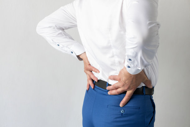 成熟商人腰痛的后视图图片下载