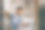 侧视图一个微笑的成年男子，站在厨房和我们图片下载