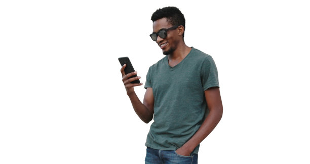 微笑的年轻非洲人的肖像与智能手机穿着t恤，太阳镜孤立在白色背景图片下载