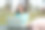 微笑的女大学生在校园自然公园使用她的笔记本电脑。电子学习的概念。图片下载