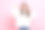 困倦的年轻女子站着打哈欠，闭着眼睛，伸展着双臂，感觉疲惫需要休息。图片下载