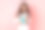 小女孩手里拿着护照和纸飞机，计划和父母一起去国外度假。图片下载