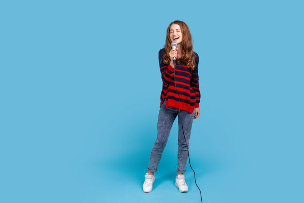 女子用麦克风唱歌，歌手闭着眼睛表演。图片下载