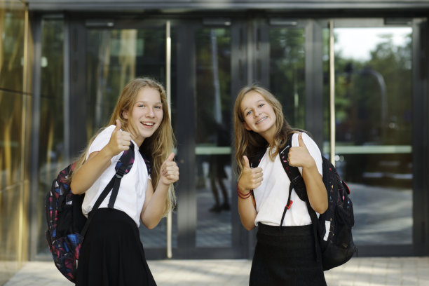 回到学校。第一天上学。图片下载