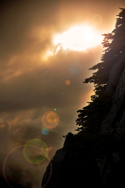 山上满是奇石怪石的日落图片下载