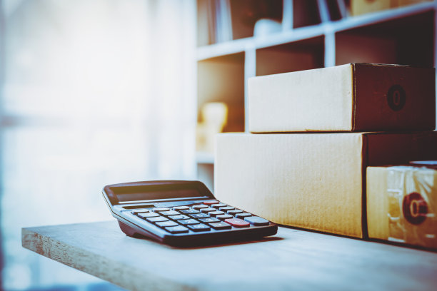 中小企业网上业务设备，快递业务笔记本电脑，条形码，盒子，库存或包裹产品。在家里办公的小企业。图片下载