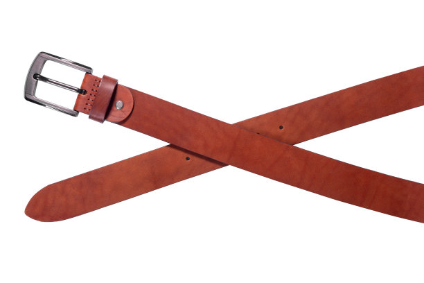 白色背景上带金属扣的交叉棕色皮带是隔离的。图片下载