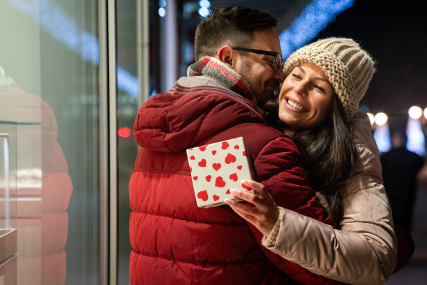 美丽的情侣在户外用礼物庆祝。在情人节一起享受时光图片下载