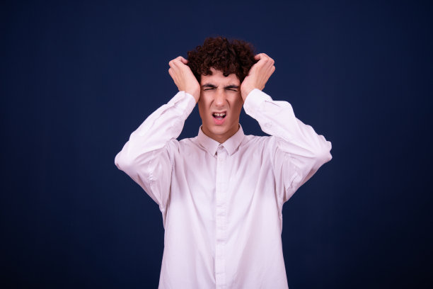 一个有魅力的家伙的有趣情绪。图片下载