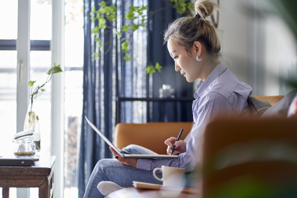 成熟的亚洲女性在家使用笔记本电脑工作图片下载