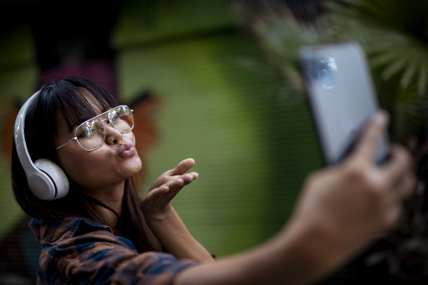 微笑的女孩正在自拍照片图片下载