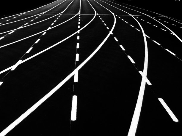 红色的跑道。体育场跑道的起点和终点(黑白照片)图片下载
