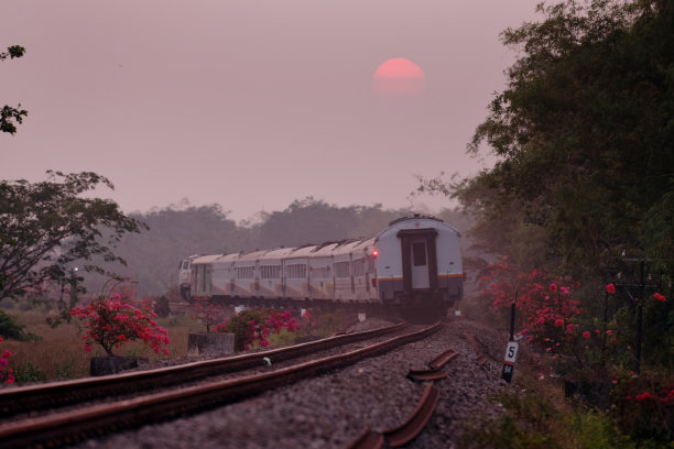 日落在铁轨之间图片下载