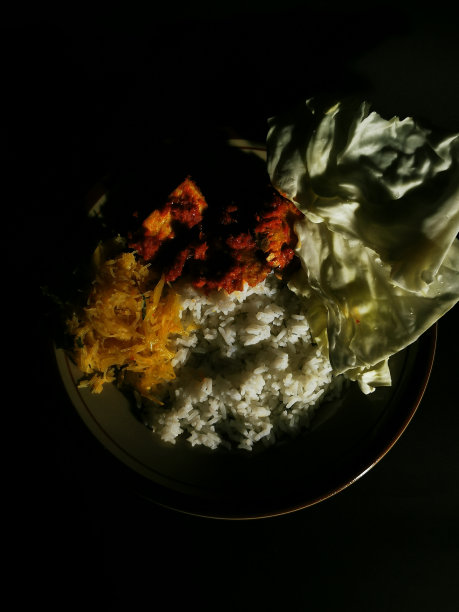 午餐有一盘米饭，有红辣椒酱叠饭，卷心菜和玻璃面条图片下载