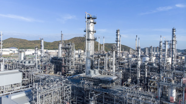 蓝天背景下的化工厂、发电厂鸟瞰图。图片下载