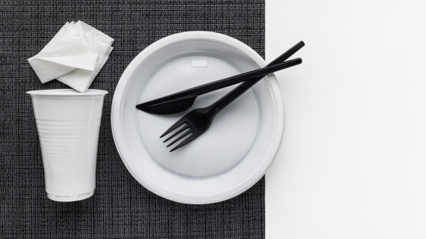 一次性彩色塑料餐具和餐巾纸，工作室拍摄。图片下载