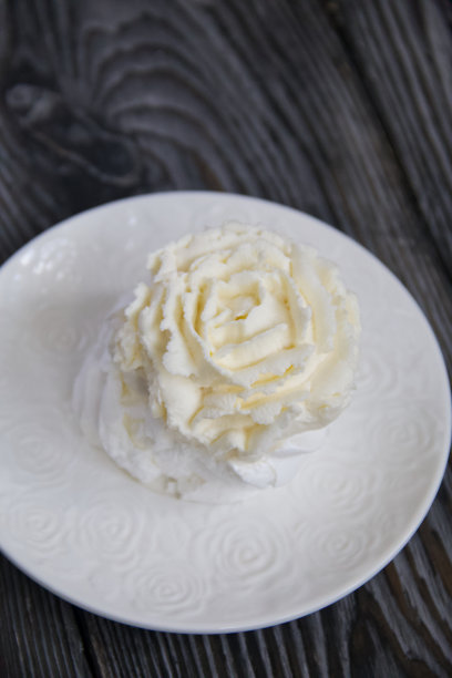 安娜·巴甫洛娃蛋糕，蛋白酥和奶油。躺在盘子上，特写。图片下载