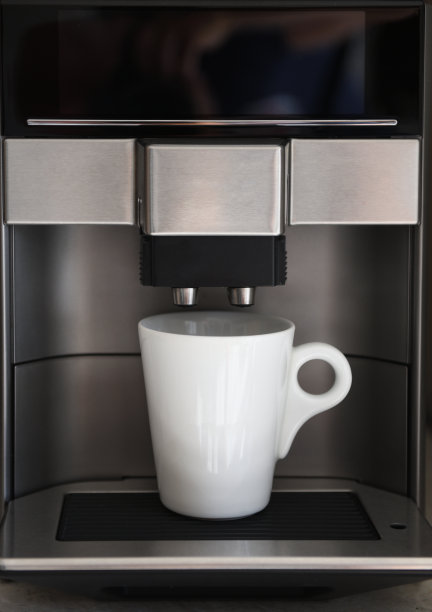 制作浓缩咖啡的咖啡机。制作咖啡。图片下载