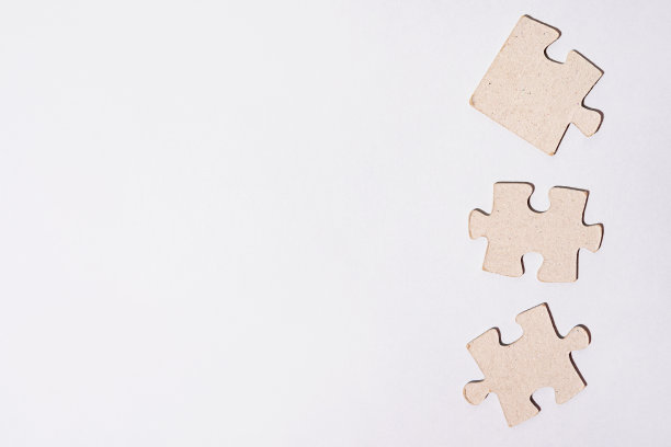 浅灰色背景上的拼图。商业背景。本空间图片下载