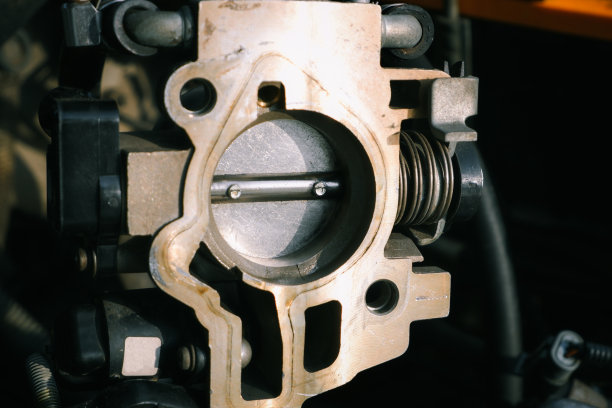 汽车修理。清洗喷射发动机节流阀。关闭有燃烧痕迹的旧油门图片下载