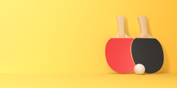 两个乒乓球拍与球在黄色背景与复制空间图片下载