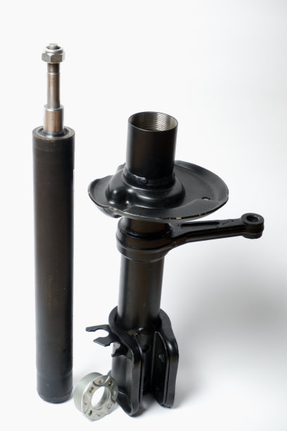 汽车备件。汽车前减震器。对比照片在白色背景。前支柱液压减震器图片下载