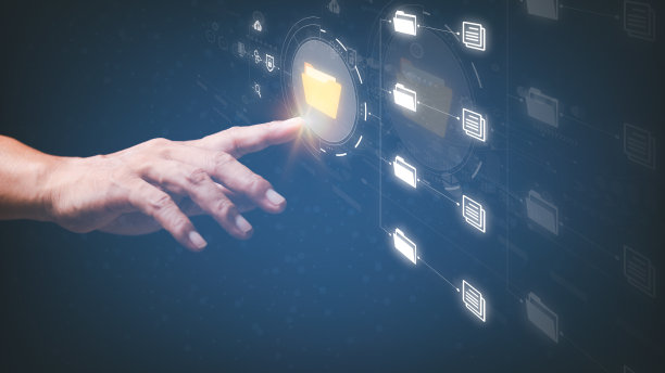 一个商人通过云管理他的组织的文档数据库。网络空间技术概念与大型重要文件、文件管理和无纸化在线存储有关图片下载