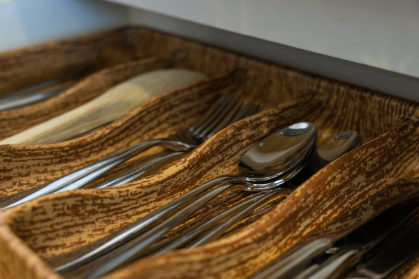 打开厨房抽屉，餐具摆放整齐图片下载