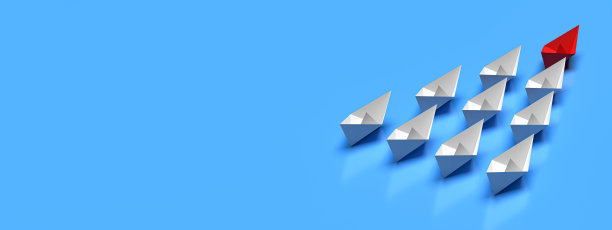 领导能力和商业理念。一艘红色领头船带领其他白色领头船前进，背景为空白图片下载