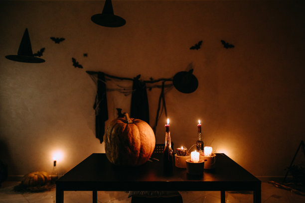 万圣节烛光下桌子上的南瓜图片下载