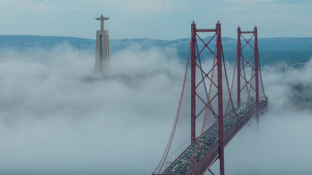 里斯本4月25日大桥雾中交通航拍图片下载