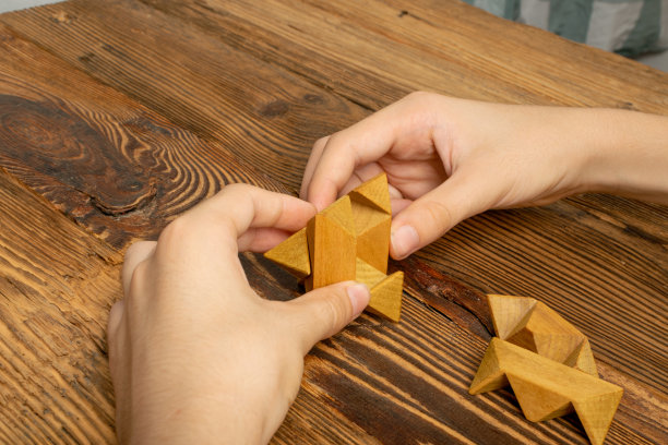 木头谜题，脑筋急转弯，木头逻辑游戏3d块图片下载