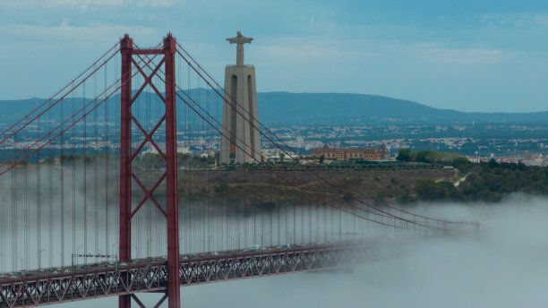 里斯本4月25日大桥雾中交通航拍图片下载