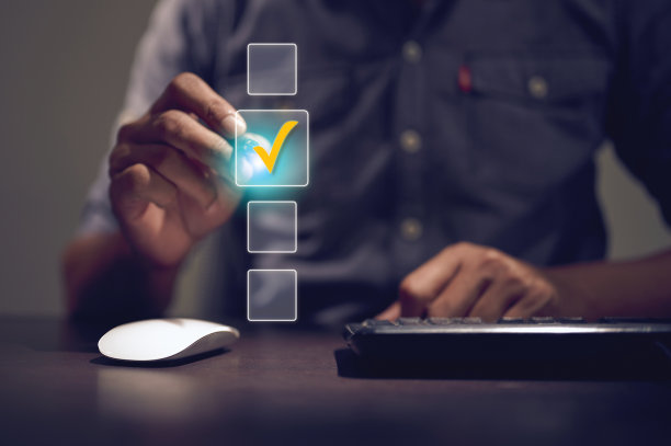 那个人拿着一支笔，用发光的图标图形选择正确的记号笔。图片下载