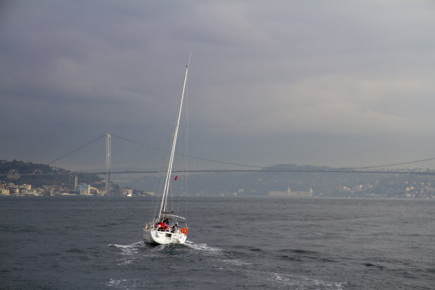 帆船聚焦前景桥是背景水平广角照片图片下载