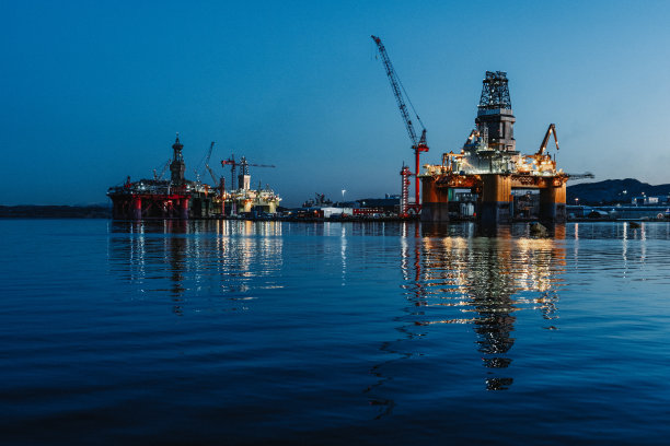 工业石油钻井平台:化石燃料危机图片下载