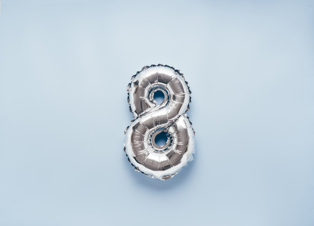 8号银色气球在浅蓝色背景上图片下载