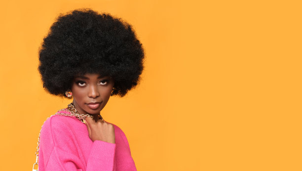 戴着黄金首饰的非裔美国年轻女子。图片下载