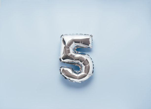 银色气球五号在浅蓝色的背景图片下载