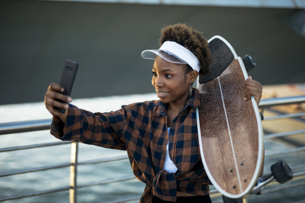 非洲城市女孩自拍的肖像图片下载